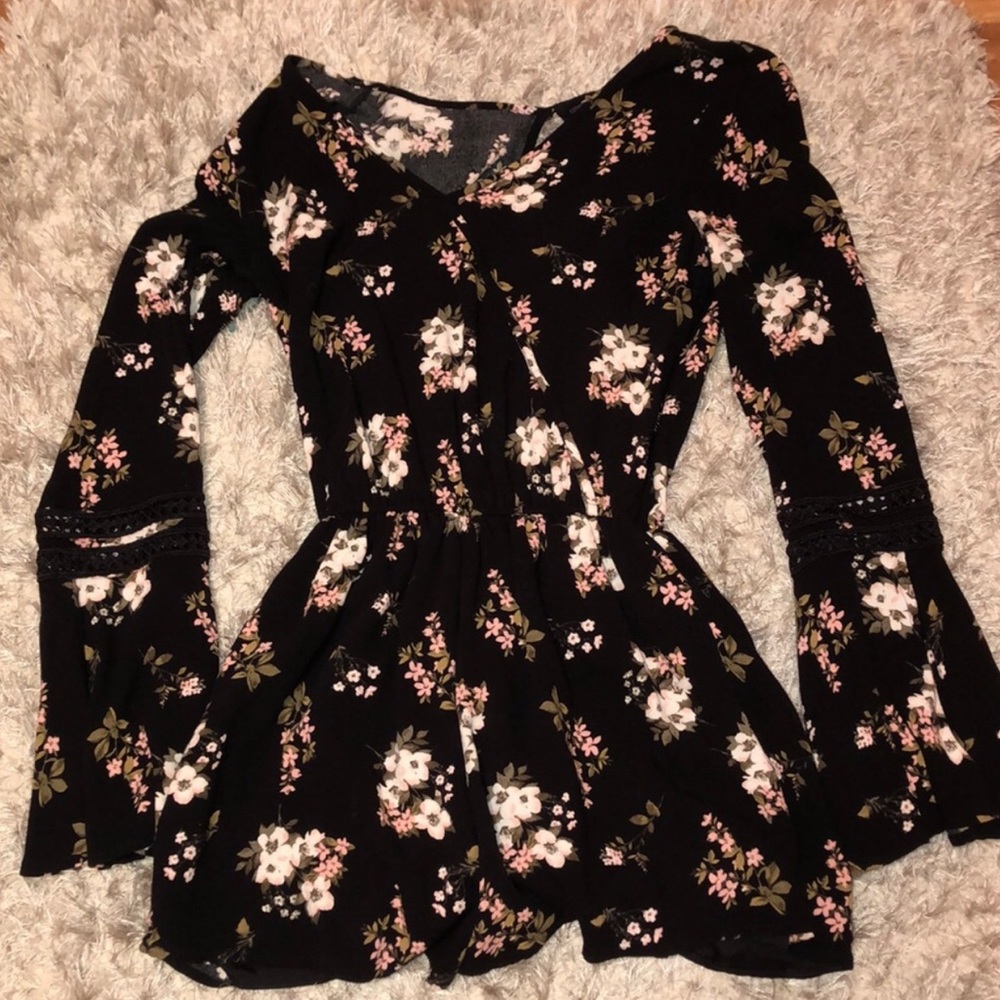⭐️ 2/$25 Hollister Romper!
